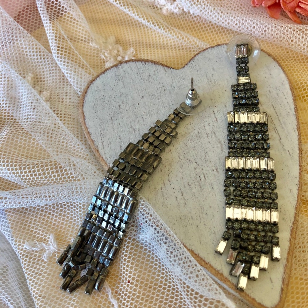 Elegant Cache earrings.